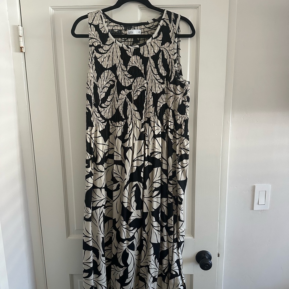 Black and White Sleeveless Dress